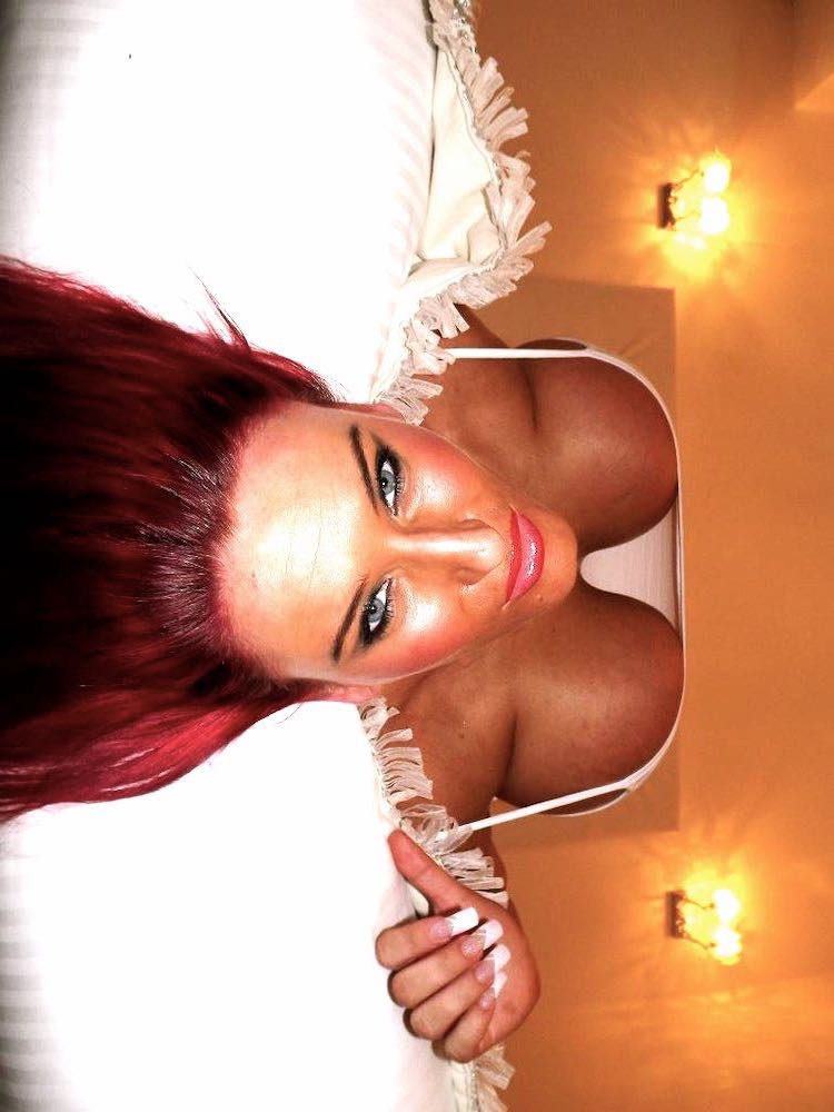 Bimbo MILF bietet Tittenfick in NDS