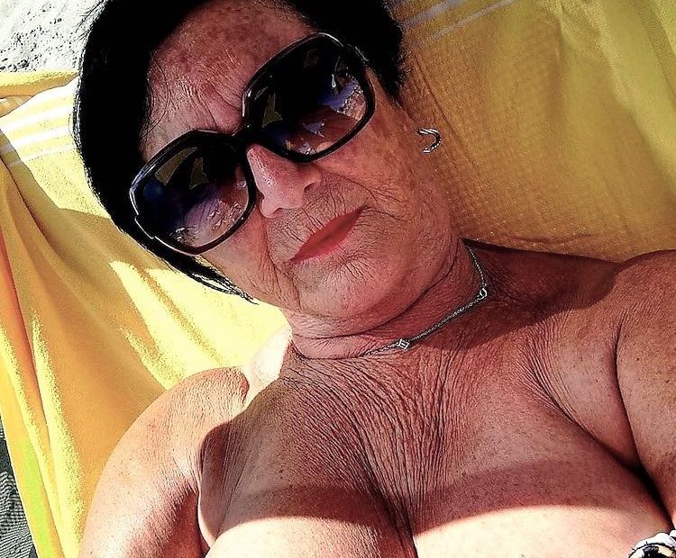 Wollüstige Witwe für Outdoorsex