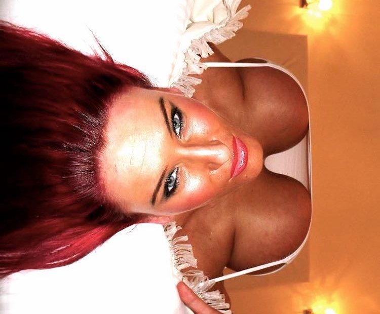 Bimbo MILF bietet Tittenfick in NDS