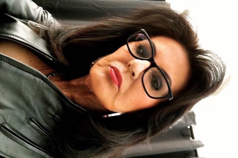 Domina GILF bietet SM-Sessions in Sachsen