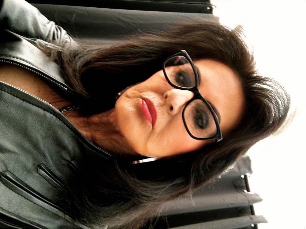 Domina GILF bietet SM-Sessions in Sachsen